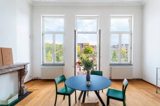 Met zicht op de bruisende Waalsekaai bevindt deze woning zich op een toplocatie tussen kunst, cultuur en gastronomie. Op wandelafstand vind je het Museum van Hedendaagse Kunst, het Fotomuseum en talloze gezellige restaurants, cafés en boetieks. Gelegen aan de iconische Gedempte Zuiderdokken, de Schelde en het Zuidpark, biedt het 425 m² woonoppervlakte, 5 slaapkamers, 4 badkamers, een lift, twee inpandige garageboxen en een dakterras. De woning is volledig uitgerust met domotica, video-intercom en alarminstallatie en heeft een energiezuinig EPC (B). De begane grond omvat een entreehal, kantoorruimte en twee garages. De tussenverdieping biedt een open woon- en eetruimte met keuken en een slaapkamer met en-suite badkamer. Op de eerste verdieping bevindt zich een ruime woonkamer met open haard en TV-kamer. De tweede verdieping heeft drie slaapkamers en twee badkamers. De derde verdieping biedt de masterbedroom, dressing, en en-suite badkamer, evenals het dakterras. Het souterrain van 67 m² is opgedeeld in een wijnkelder, technische ruimte en bergingen. Deze woning beschikt over twee gevels en komt uit in zowel de Waalsekaai als de Timmerwerfstraat. Belangrijkste troeven: Zicht op de Waalsekaai, authentiek karakter en moderne afwerking, lift, 2 garageboxen, dakterras, souterrain met wijnkelder, dubbele gevel. Verplichte vermeldingen: EPC van 184 kWh/m², P-score: C, G-score: C, Stedenbouw: Wche-Vg-Gvkr-Gvv-Gmo