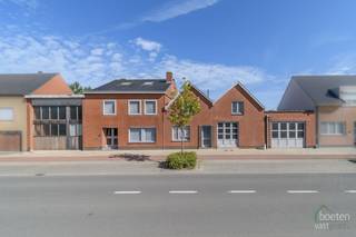 Alveringem: polyvalent eigendom met woonhuis en loodsen en met tal van mogelijkheden op strategische ligging op 4.672m² totale grondopp.Dit...