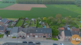<p>BURST- Deze verrassend ruime gezinswoning kan u vinden op een rustige maar vlot bereikbare locatie te Burst. Van zodra u binnenkomt via de aparte inkomhal, voelt u meteen het potentieel welke deze woning te bieden heeft.<br /><br />De afgelopen jaren onderging deze woning al heel wat essentiële en belangrijke vernieuwingen. Zo werd de woning voorzien van een volledig nieuwe dakstructuur, een nieuw ventilatiesysteem, dubbele beglazing,10 zonnepanelen, een conforme elektriciteitsinstallatie, nieuwe sanitaire leidingen, centrale verwarming enz... Zo werden de kernzaken reeds volledig vernieuwd. Tevens werd er een vergunning afgeleverd voor het plaatsen van een nieuwe achterbouw (plannen beschikbaar).<br /><br />Voorlopig bevinden zich op het gelijkvloers een aparte inkomhal, een lichtrijke leefruimte met zithoek en geïnstalleerde keuken, een praktische bergruimte en een ruime inpandige garage. Op de eerste verdieping bevinden zich naast de nachthal nog 4 slaapkamers en een functionele badkamer. Verder is er een vaste trap naar de 2de verdieping voorzien waar nog een extra bureauruimte en een 5de slaapkamer werd gecreëerd. Tevens werd op de 2de verdieping een mooi dakterras gecreëerd en is op deze verdieping alles voorzien voor een extra badkamer en dressing.<br /><br />Buiten wacht een extra troef namelijk een zonnige tuin met een prachtig open zicht op de velden waar u kan genieten van alle rust en privacy. Daarnaast beschikt de woning nog over tal van praktische ruimtes zoals een kelder en buitenberging.<br /><br />De woning vraagt zeker nog afwerking maar biedt tegelijk een sterke toekomstgerichte en technisch solide basis.<br /><br />Op wandelafstand bevinden zich scholen en station Burst.<br /><br />Wilt u de mogelijkheden van deze ruime gezinswoning ontdekken, maak dan snel uw afspraak!<br /><br />De vermelde prijs is een richtprijs en niet bindend. Na ontvangst van de biedingen beslist de verkoper vriij om al dan niet over te gaan tot verkoop en aan welk bod.</p>