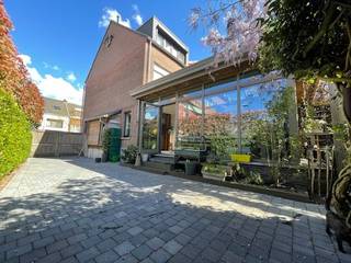 Huis staat in optie.<br /><br /><br />Instapklare halfopen bebouwing in een rustige, kindvriendelijke en gegeerde woonwijk, centrum Kontich.<br />Met 190m² bewoonbare oppervlakte en een perceel van 371m² biedt dit pand veel comfort en privacy.<br /><br />