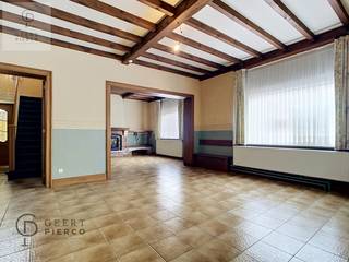 Charmante woning met tal van mogelijkheden in het rustige Attenhoven.<br /><br />Deze karaktervolle woning, gelegen in de August Robijnsstraat 15 te Attenhoven, vormt een interessant renovatieproject voor wie op zoek is naar ruimte, potentieel en een rustige ligging in een landelijke omgeving.<br /><br />Voor alle foto’s en de volledige tekst, surf naar onze eigen website www.pierco.be<br /><br />Attenhoven is een rustige deelgemeente van Landen waar u kan genieten van het dorpsgevoel, terwijl u toch geniet van een vlotte bereikbaarheid richting Landen, het treinstation en de E40. Een ligging die bijzonder interessant is voor pendelaars richting Leuven, Brussel of Luik.<br /><br />De woning is gelegen op een perceel van 3are61ca en beschikt over verrassend veel ruimte en mogelijkheden.<br /><br />Bij het betreden van de woning merkt u meteen de authentieke elementen en de solide basis van deze woning op. De leefruimte met zichtbare houten balken straalt karakter en gezelligheid uit en biedt tal van mogelijkheden om hier een warme thuis van te maken.<br /><br />Verder beschikt de woning over meerdere ruime kamers, een zolderruimte met potentieel en verschillende bergruimtes/kelders.<br />Buiten treffen we een gezellige stadstuin/koer waar u met de nodige creativiteit een aangename buitenruimte kan creëren.<br /><br />Deze woning is ideaal voor handige mensen, investeerders of kandidaat-kopers die op zoek zijn naar een woning die ze volledig naar eigen smaak kunnen renoveren en inrichten.<br /><br />Bovendien werd er in 2023 een omgevingsvergunning afgeleverd voor het creëren van bijkomende bouwloten op het perceel. Dit biedt interessante toekomstmogelijkheden voor wie verder wenst te ontwikkelen of investeren.<br /><br />EPC: 575 kWh/m²jaar – label F (renovatieverplichting van toepassing).<br /><br />Bent u op zoek naar een woning met potentieel, karakter en mogelijkheden op een rustige locatie? Dan is deze eigendom zeker een bezoek waard.<br />