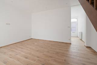 <strong>Gerenoveerde woning met 3 slaapkamers, bureau en 2 badkamers - centrale ligging!</strong><br /><br />Ontdek deze recent gerenoveerde woning met drie ruime slaapkamers, een praktisch bureau ideaal voor thuiswerk en twee badkamers.<br />De leefruimte geniet van veel lichtinval en sluit mooi aan op de keukenruimte. De keuken moet nog geplaatst worden, wat u de unieke kans geeft om deze volledig naar uw eigen smaak en stijl in te richten. <br /><br />Troeven van deze woning:<br />- Gerenoveerd<br />- 3 slaapkamers<br />- Bureau of 4de slaapkamer<br />- Keuken nog te plaatsen naar eigen voorkeur<br />- Centrale ligging<br /><br />Mids deze kans niet en plan vandaag nog een bezoek!