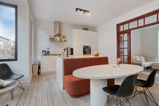 Het gebouw, oorspronkelijk opgetrokken in 1930, straalt nog steeds karakter uit dankzij de bewaarde authentieke elementen. In 2020 werd het pand volledig gestript en met oog voor detail en smaak gerenoveerd door de huidige eigenaar. Het kleinschalige appartementsgebouw bestaat uit een opslagruimte en het appartement, elk met een eigen private ingang.Met een bewoonbare oppervlakte van maar liefst 162 m² biedt dit appartement het comfort van een volwaardige woning en omvat:een inkomhal met gastentoileteen ruime leefruimte met open keukendrie volwaardige slaapkamerstwee badkamerstwee zuidgerichte terrassenBent u op zoek naar een instapklaar appartement met karakter en ruimte? Neem gerust contact met ons op voor een bezoek via 011 30 50 54 of mail naar ines.bollen@dewaele.comDe eigendom wordt aangeboden via de Pre-sale formule. Op 09/05/2026 tussen 09:00 en 12:30 kan u de woning op afspraak komen bezichtigen en een bod uitbrengen. De vermelde prijs is een instelprijs. Voor meer info, gelieve contact op te nemen met de dossierverantwoordelijke.Bestuursmaatregelen in het maatregelenregister: nee