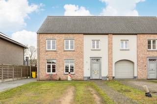 Deze ruime woning ligt op een zeer rustige locatie op een kindvriendelijk woonerf in Lille, op een korte afstand van het centrum, winkels en...