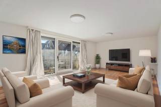 Dit prachtig, gerenoveerd appartement met twee slaapkamers en dubbel terras is gelegen op een toplocatie in het centrum van Izegem, namelijk op de Melkmarkt! Scholen, sportfaciliteiten, winkels en lokale handelaars bevinden zich op wandel- en fietsafstand, waardoor u geniet van optimaal wooncomfort.<br /><br />Via de gemeenschappelijke inkomhal neemt u de lift of de trap richting de tweede verdieping van de residentie. <br /><br />Het appartement is als volgt ingedeeld: een centrale inkomhal met toilet, een lichtrijke leefruimte met toegang tot het eerste zuidgerichte terras, een ruime geïnstalleerde keuken, een nachthal die voorzien is van ingebouwde kasten, een badkamer met douche en dubbele wastafel en twee ruime slaapkamers die beiden voorzien zijn van een toegang tot het tweede terras. In het kelderverdiep van deze residentie bevindt zich ook nog een handige privatieve berging.<br /><br />Bovendien is er de mogelijkheid tot de aankoop van een garage voor 25.000 euro.<br /><br />Tot slot beschikt dit eigendom over dubbele beglazing, gunstige EPC-score, conforme elektriciteit, lucht-luchtwarmtepomp die kan verwarmen én koelen en is het de ideale locatie in het centrum van Izegem.<br /><br /><strong>Ook wild geworden van dit appartement?<br />Twijfel niet langer en leg vandaag nog uw bezoek vast! </strong>