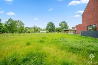 Uw droomwoning begint bij de juiste bouwgrond, de perfecte basis om uw woonideeën werkelijkheid te laten worden. Dit prachtig Zuidgericht perceel van 6a 30ca combineert een uitstekende ligging met interessante bouwmogelijkheden in een rustige en residentiële omgeving. Dankzij de perfecte oriëntatie geniet u hier de hele dag van natuurlijk licht en een zonnige tuin, ideaal voor wie comfortabel en stijlvol wil wonen.<br /><br />Met een mogelijke gevelbreedte van 9 meter biedt dit perceel alle ruimte om een ruime HOB bebouwing te realiseren, volledig afgestemd op uw woonwensen. Zowel een moderne woning met plat dak als een tijdloze architectuur met hellend dak van 45° zijn toegelaten. De maximale bouwdiepte bedraagt 15 meter op het gelijkvloers en 12 meter op de verdieping, waardoor u een bijzonder aangename woonoppervlakte kan creëren. Daarnaast is ook een bijgebouw toegelaten tot 25 m³, perfect als tuinberging, hobbyruimte of extra opslag.<br /><br />De combinatie van de rustige ligging, de gunstige bouwvoorschriften en de vlotte bereikbaarheid maakt van dit perceel een unieke opportuniteit voor wie op zoek is naar kwaliteit en wooncomfort in het hart van Boortmeerbeek.