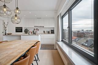 Op een toplocatie in het hart van Mechelen bevindt zich dit stijlvol gerenoveerde appartement met 2 slaapkamers. Het appartementsgebouw bevindt zich op slechts 500 meter van Mechelen Station en in de nabijheid van het Vrijbroekpark, de Kruidtuin. Het bruisende centrum van Mechelen met zijn cultuuraanbod, stadsbioscoop, horeca en scholen liggen op wandelafstand. Tevens geniet u van een uitstekende bereikbaarheid vlakbij belangrijke invalswegen zoals de E19, wat de ligging extra aantrekkelijk maakt. <br /><br />Het appartement bevindt zich op de zevende verdieping, bereikbaar via lift of trap, waardoor u kan genieten van een prachtig uitzicht over de stad. We betreden het appartement via de inkomhal met vestiaire en apart gastentoilet. De ruime leefruimte geniet van veel lichtinval door de grote raampartijen. Deze kan u inrichten met een gezellige zithoek en een aparte eetplaats. Aansluitend vindt u de keuken, voorzien van kwalitatieve toestellen. De berging naast de keuken is voorzien van een aansluiting voor was -en droogmachine. Via de nachthal bereikt u de badkamer met lavabo, bad en douche. Het appartement beschikt verder over 2 slaapkamers, voorzien van airco, waarvan één directe toegang heeft tot het terras waar u steeds in alle rust kan genieten van het mooie weer. Verder geniet u hier nog van een gemeenschappelijke fietsenberging. <br /><br />Indien u op zoek bent naar een recent gerenoveerd appartement met 2 slaapkamers op een centrale ligging in Mechelen, dan is dit een uitstekende opportuniteit. Contacteer ons vrijblijvend via 0475 47 59 76 of bezoek www.boonstravastgoed.be voor meer informatie.<br /><br />Bijzonderheden:<br />- 2 Slaapkamers<br />- Recent gerenoveerd<br />- Centrale ligging in hartje Mechelen