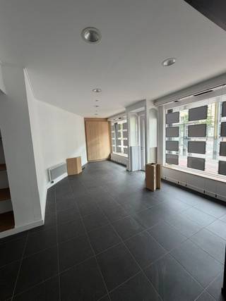 Dit handelspand ( circa 65 m² ) is gelegen op het gelijkvloers met een aparte ingang.<br />11m etalage breedte, grote visibiliteit. Met een afzonderlijk afsluitbare vergaderruimte, keuken en een apart toilet met handwasser. Topligging op de Parklaan vlakbij de vernieuwde Grote Markt, park en het Hendrik-Heymanplein! Gunstig gelegen nabij alle belangrijke invalswegen zoals E17 Gent-Antwerpen en N16. Verschillende mogelijkheden!