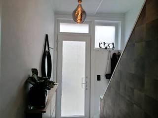 <strong>Kortrijk - Zeer verzorgde instapklare woning met tuin te koop.</strong>
<p>Op zoek naar een woning waar u meteen kunt intrekken? Deze uiterst verzorgde instapklare woning met tuin combineert comfort, ruimte en een hoogwaardige afwerking.</p>

<p>Bij het binnenkomen wordt u verwelkomd in een nette inkomhal. De gezellige leefruimte sluit naadloos aan op de moderne, volledig uitgeruste keuken. De luxueus vernieuwde badkamer (5 jaar geleden gerenoveerd) is een echte blikvanger en beschikt over een professionele hammam voor ultieme ontspanning.</p>

<p>Op de <u>eerste verdieping</u> bevinden zich twee ruime slaapkamers, waarvan één met een praktische dressing. De geïsoleerde zolder op de <u>tweede verdieping</u> biedt de mogelijkheid om eenvoudig een extra slaapkamer of hobbyruimte te creëren. Daarnaast beschikt de woning over een droge kelder.</p>
<strong>Troeven:</strong>

<ul><li>Instapklaar en recent volledig herschilderd</li><li>Luxueuze badkamer met professionele hammam</li><li>LED-verlichting in de volledige woning</li><li>Waterverzachter</li><li>Conforme elektriciteitskeuring</li><li>Geïsoleerde zolder met uitbreidingsmogelijkheden</li><li>Droge kelder</li><li>Gezellige tuin</li></ul>
Een woning die kwaliteit, comfort en potentieel perfect combineert.