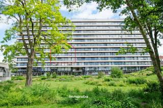 In de gegeerde Residentie Regenboog bevindt zich dit ruime appartement van ca. 110 m², gelegen op de derde verdieping. Het appartement wordt verkocht als investeringsvastgoed, met een lopende levenslange huurovereenkomst.<br /><br />Doorheen de jaren werden reeds verschillende renovaties uitgevoerd, waardoor het appartement zich in een verzorgde en instapklare staat bevindt. Zo werden onder meer de keuken, badkamer, vloerafwerking (laminaat), glaspartijen, balustrade en het terras vernieuwd. Bovendien werd recent ook de voorgevel van het gebouw volledig gerenoveerd, wat bijdraagt aan de uitstraling en de toekomstige waarde van het vastgoed.<br /><br />Bij het betreden van het appartement komt u terecht in een inkomhal die toegang geeft tot de verschillende ruimtes. De ruime en lichtrijke leefruimte vormt het hart van de woning en sluit aan op een deels gesloten, vernieuwde keuken. Verder beschikt het appartement over een gastentoilet, twee volwaardige slaapkamers, een badkamer, een praktische wasplaats en een aparte berging. Daarnaast hoort er nog een extra privatieve berging op het gelijkvloers bij het appartement.<br /><br />Met een bewoonbare oppervlakte van 110 m², de talrijke uitgevoerde renovaties en de recent vernieuwde voorgevel biedt dit appartement een interessante investeringsopportuniteit voor wie op zoek is naar een degelijke en goed onderhouden eigendom.<br /><br />Wenst u meer informatie of een afspraak voor een bezoek?<br />Gelieve contact op te nemen met Tom Wielfaert via tom@immoroba.be of telefonisch op 0497 85 80 52. Wij helpen u graag verder.