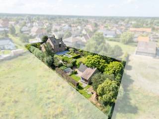 <p>Deze 5-slaapkamervilla met aangelegde tuin is gelegen aan het einde van een doodlopende straat in het groene Damme op een boogscheut van Brugge en Knokke.<br /><br />Indeling:<br />Gelijkvloers: inkomhal met gastentoilet, ruime leefruimte met zithoek en eetplaats, keuken met veel kastruimte en toestellen: gaskookplaat, oven, microgolfoven, vaatwas, koelkast, dampkap, spoelzone. Verder: bureau/gelijkvloerse slaapkamer.</p>
<p>Eerste verdieping: nachthal, slaapkamer met ensuite badkamer (ligbad met douche, dubbel lavabomeubel), 3 slaapkamers en badkamer (met douche en lavabomeubel).</p>
<p>Tweede verdieping: dressing/polyvalente ruimte.</p>
<p>Buiten: aangelegde voortuin met oprit, aangelegde achtertuin met o.a. vijver en beregeningssysteem, gemetselde tuinberging met zolder, serre</p>
<p>De woning scoort bijzonder goed qua energiezuinigheid dankzij z’n vloer-, muur- en zoldervloerisolatie, nieuwe centrale verwarmingsketel,.. Daarnaast is de woning voorzien van 2 regenwaterputten van elk 10.000l.</p>
<p>Uitrusting: alarm, bekabeling surroundsysteem, domotica, …</p>
<p>Van deze energiezuinige villa op 1886m² in rustige omgeving uw nieuwe thuis maken?</p>
<p>Contacteer Bonne Vastgoed 7 op 7 voor meer info via 0468/104040 of info@bonnevastgoed.be</p>