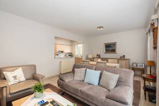 Te koop: instapklaar appartement in Temse, Sint-Amelbergalaan, op een centrale ligging nabij scholen, openbaar vervoer, park en ziekenhuis.Dit...