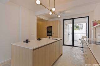 Hoogwaardig gerenoveerd trendy 2-slaapkamer appartement gelegen op de eerste verdieping van een prachtig vernieuwbouw project op het hippe Zuid...