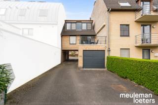 Deze ruime en lichtrijke bel-étagewoning is rustig gelegen en toch centraal in het hart van Oostkamp nabij verschillende winkels, diensten, scholen en openbaar vervoer.<br /><br />De woning, gebouwd in 1999, maakt deel uit van residentie Molenhof en beschikt over een private inkom. Hierdoor is de bijdrage in de gemeenschappelijke kosten van het gebouw héél beperkt.<br /><br />Bij het binnenkomen wordt u verwelkomd in een verzorgde inkomhal met gastentoilet. Op het gelijkvloers bevinden zich eveneens een praktische berging met aansluiting voor wasmachine en droogkast en een ruime inpandige garage.<br /><br />De eerste verdieping omvat een aangename, open leefruimte met veel lichtinval en een ingerichte keuken. Aansluitend aan de leefruimte bevindt zich een zuidoost gericht terras, voorzien van een zonneluifel, waar het heerlijk vertoeven is.<br /><br />De leefruimte werd extra uitgerust met een gascassette.<br /><br />Op de tweede verdieping vindt u drie volwaardige slaapkamers, waarvan twee ruime tweepersoonskamers en één eenpersoonskamer, evenals een badkamer.<br /><br />Via een uitschuifbare trap in de nachthal is de ruime zolder bereikbaar.<br /><br />De woning is bovendien uitgerust met rolluiken in de slaapkamers, een regenwaterput (aangesloten op de wasmachine, toiletten en garage) en een elektrische sectionaal poort.<br /><br />De woning beschikt over een gunstig EPC-label C en een conforme elektrische installatie. De woning is bovendien asbestveilig.<br /><br />Op de parkeerstrook voor de garage is ruimte voor twee wagens.<br /><br />Interesse? Contacteer ons kantoor voor meer informatie of een bezoek.<br /><br />