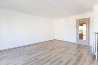 <h3><strong>Ruim appartement met 2 slaapkamers te huur in De Panne (jaarbasis)</strong></h3>
 

<p>Ruim en verzorgd appartement beschikbaar voor jaarverhuur. Het appartement bestaat uit een inkomhal, een gezellige living, een aparte keuken, twee slaapkamers en een badkamer met douche. Daarnaast beschikt het appartement over een praktische kelderruimte voor extra opslag.</p>

<p>Ideaal gelegen en geschikt voor wie comfortabel wil wonen op lange termijn.<br /> </p>

<p><strong>Indeling</strong><br /><br />Het appartement heeft een mooie lichtrijke woonkamer met een aparte keuken. Verder zijn er 2 slaapkamers, waarvan 1 slaapkamer met toegang tot een balkon, een badkamer met douche, een lavabo in meubel en met afsluiting voor een wasmachine. Een apart toilet en er bevindt zich ook nog een kelder.</p>

<p> </p>

<p><strong>Troeven<br /><br />- </strong>rustig gelegen in De Panne<br />- Dichtbij openbaar vervoer<br />- De zee op korte afstand<br /><br /><br />Interesse?<strong> </strong>Neem gerust contact met ons op voor meer informatie of een bezichtiging.<br /><strong>Contact: </strong>Soraya: soraya@servimoholidays.be / 058/22.41.70</p>