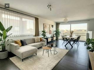 Vous recherchez de l'espace, du confort et beaucoup de lumière ? Cet appartement situé au 2ème étage d'une résidence bien entretenue de la rue Antoinette Grossé offre tout ce qu'il faut. Grâce aux nombreuses fenêtres, vous pouvez profiter de la lumière naturelle et d'une belle vue imprenable sur les environs verdoyants.<br /><br />Lorsque vous entrez dans l'appartement, vous remarquez immédiatement l'espace de vie spacieux, qui se connecte parfaitement à la terrasse ensoleillée. La cuisine ouverte offre de nombreux espaces de rangement et est équipée d'appareils encastrés de haute qualité. <br /><br />L'un des atouts majeurs est son emplacement calme à proximité du Damse Vaart, entouré de verdure.<br /><br />C'est également un excellent endroit pour se garer et entreposer : l'appartement dispose d'un garage privé derrière le bâtiment et d'un accès à un local à vélos commun.<br /><br />Disposition :<br /><br />- Salon lumineux avec accès à la terrasse<br />- Cuisine ouverte entièrement équipée<br />- 2 chambres<br />- Salle de bain avec douche à l'italienne et baignoire<br />- Terrasse ensoleillée<br />- Box de garage privé<br /><br />Dans l'ensemble :<br /><br />- Prix de location : 925,00 €/mois<br />- Commission des frais communs : 75,00 €/mois<br />- Comprend : boîte de garage<br />- EPC : étiquette B<br /><br />Le moyen le plus rapide pour visiter cette propriété ? Demandez votre visite via le bouton rose de notre site Web (www.dewaele.com) et vous serez contacté par l'un de nos experts en location.<br /><br />Les images générées par l’IA sont fournies en guise d'inspiration. Elles ne tiennent pas compte des spécifications techniques, ni des renseignements urbanistiques, ni des possibilités concrètes de réalisation.
