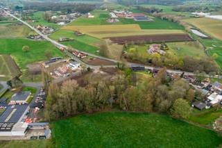 This exceptional 5,993 m² building plot, located at Aartrijksestraat 159 in Aartrijke, offers a rare combination of unprecedented space, privacy and panoramic rural views. The plot is part of a small-scale subdivision of only four exclusive lots, guaranteeing a harmonious and peaceful living environment.The land is located in a beautiful residential area with a distinct rural character. Here you live amidst the fields, while all modern facilities and major arteries are within easy reach.Building regulations and options- Surface: 5,993 m²- Façade width: 12 meters- Construction depth: 20 meters- Installation: Construction line (rear lane) 10 meters and a side build-free strip of 4 meters - Building height: Up to 2 floors with a maximum ridge height of 12 meters.Register of measures: no