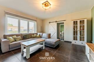 Voor meer info en foto’s, surf naar www.swevers.be - Deze instapklare halfopen woning op de Sint-Truidersteenweg 537 in Borgloon combineert...