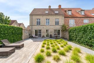Deze ruime en verzorgde gezinswoning is gelegen in de populaire woonwijk Heulebrug in Knokke-Heist. Deze kindvriendelijke en rustige buurt staat bekend om haar aangename woonomgeving, vele groenzones en uitstekende bereikbaarheid. Hier woont U in een verkeersluwe omgeving met alle voorzieningen, scholen, winkels en openbaar vervoer binnen handbereik.<br /><br />De woning beschikt over een praktische garage, een voortuin en een gezellige achtertuin waar U in alle rust kunt genieten van het buitenleven. Dankzij de energiezuinige condensatieketel op gas geniet U bovendien van een efficiënte en comfortabele verwarming.<br />De woning werd zeer recent volledig geschilderd (inclusief deuren), wat het geheel extra aantrekkelijk maakt.<br /><br />Met haar doordachte indeling, ruime leefruimtes en drie volwaardige slaapkamers vormt deze woning de ideale thuisbasis voor gezinnen die op zoek zijn naar ruimte, comfort en een uitstekende ligging in Knokke-Heist.<br /><br />Indeling<br /><br />Gelijkvloers:<br />- Inkomhal,<br />- Apart gastentoilet,<br />- Ruime leefruimte met gezellige zithoek voorzien van sfeervolle gashaard,<br />- Open keuken voorzien van alle toestellen,<br />- Lichtrijke eetruimte met aangenaam zicht op de tuin,<br />- Garage,<br />- Voor- en achtertuin,<br /><br />Eerste verdieping<br />- Nachthal,<br />- Apart toilet,<br />- Slaapkamer 1 met mooie dressing en ensuite badkamer voorzien van wellnessbad, douche &amp; wastafel,<br />- Zeer praktische, ruime wasplaats,<br /><br />Tweede verdieping<br />- Hal,<br />- Slaapkamer 2,<br />- Slaapkamer 3,<br />- Tweede badkamer,<br /><br />Troeven:<br />- Gelegen in de gegeerde woonwijk Heulebrug,<br />- Rustige en kindvriendelijke omgeving,<br />- Veel groen in de directe omgeving,<br />- Garage aanwezig,<br />- Uitstekende ligging nabij het centrum van Knokke-Heist,<br /><br />Bent U op zoek naar een ruime en instapklare gezinswoning in een rustige, groene en kindvriendelijke omgeving? Neem dan contact op voor meer informatie of een bezoek ter plaatse.