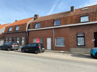 Centraal gelegen woning met 4 slaapkamers en zonnige tuin te Ieper <br /><br />De indeling is als volgt: <br />Gelijkvloers: inkomhal - leefruimte - volledig geïnstalleerde keuken - toilet - badkamer met wastafel, inloopdouche en aansluiting voor wasmachine en droogkast - ruime slaapkamer - droge kelder. <br />Verdiep: 3 volledig gerenoveerde slaapkamers - ruime hal/dressing - vaste trap richting zolder. <br />Geïsoleerde zolder. <br /><br />Onderhoudsvriendelijke tuin met zonneterras en ruime tuinberging. <br /><br />Vrij vanaf 1/12/2026<br /><br />Centrale verwarming op aardgas
