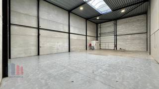 KMO-unit van 206 m² te huur in Opwijk, inclusief 3 privatieve parkeerplaatsen.Deze instapklare loods is gelegen op een vlot bereikbare locatie met...