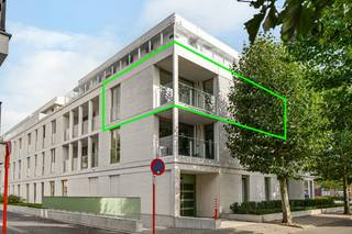 Gelegen op een uitstekende locatie, vlak aan het Marktplein van Kapellen, bevindt zich dit lichtrijke en instapklare appartement met een mooi terras. Het appartement maakt deel uit van een recent gebouw en bevindt zich op de 2de verdieping, bereikbaar via trap of lift.<br /><br />Dankzij de grote raampartijen geniet u hier van een aangename lichtinval en een prachtig uitzicht op het groen.<br />Bij het betreden van het appartement komt u via de inkomhal in de verschillende ruimtes. Er is een apart toilet en een handige berging beschikbaar.<br /><br />De keuken, volledig uitgerust en modern ingericht, sluit mooi aan bij de eetruimte (15 m²) en de zitplaats (15 m²). Deze open indeling zorgt voor een ruimtelijk gevoel en geeft rechtstreeks toegang tot het terras.<br /><br />Verder beschikt het appartement over een tweede berging, een badkamer (voorzien van moderne inloopdouche en lavabo), en een slaapkamer (12 m²) die rust en privacy biedt.<br /><br />Tenslotte kan u optioneel een autostaanplaats mee aan te kopen voor €25.000 en een privatieve kelderberging voor €5.000.<br />Perfect appartement als voor lange termijn verhuur!<br /><br />Troeven:<br />+ EPC A<br />+ Bouwjaar 2022<br />+ Instapklaar<br />+ Centraal gelegen<br />+ Terras<br />+ Lift<br />+ Lichtrijk<br /><br />Heeft u interesse in dit prachtige appartement en wenst u een bezoek ter plaatse? Aarzel niet ons te contacteren op 03 337 50 70 of info@vbvastgoed.be.