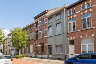 Op een fantastische locatie te Mechelen bevindt zich deze te renoveren woning met 3 slaapkamers en gezellige tuin op een perceel van 120 m². U geniet hier van een vlotte bereikbaarheid naar invalswegen én de nabijheid van het centrum, met winkels, horeca, scholen en openbaar vervoer op wandel- en fietsafstand.<br /><br />We betreden de woning via de inkomhal. De woonkamer geniet van veel lichtinval en kan worden ingericht met een gezellige zithoek en ruime eetkamer. Aangrenzend bevindt zich de keuken, die voorzien is van de voornaamste toestellen. Vanuit de keuken heeft u verder nog toegang tot de badkamer uitgerust met bad, lavabo en toilet. Het gelijkvloers beschikt aan de achterzijde nog over een gezellige zithoek met zicht op de tuin. Op de eerste verdieping brengt de ruime nachthal u naar 2 volwaardige slaapkamers. De zolderverdieping biedt plaats aan een 3de slaapkamer en extra opbergruimte. Buiten geniet u in alle rust en privacy van de tuin met praktische tuinberging.<br /><br />U bent verplicht om deze woning binnen de 6 jaar na aankoop grondig energetisch te renoveren tot minimum EPC-label D.<br /><br />Dit is een uitstekende opportuniteit als u op zoek bent naar een renovatieproject met zeer veel potentieel in Mechelen. Contacteer ons op 0479 13 63 69 voor meer informatie of neem een kijkje op www.boonstravastgoed.be. <br /><br />Bijzonderheden:<br />- Tuin<br />- 3 slaapkamers<br />- Uitstekende locatie