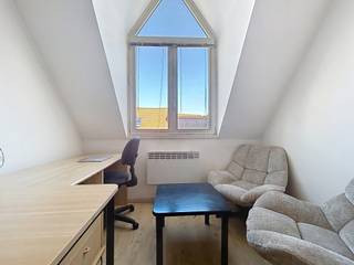 <p><strong><span>ÉTUDIANTS UNIQUEMENT – PAS DE DOMICILIATION</span></strong></p>
<p><span>Frans Ackermansstraat 22/115 : Studio duplex meublé et chaleureux près de la Keizer Karelstraat, avec salle de bain et cuisine privées.</span></p>
<ul>
<li><span>Situation centrale, à 3 min à pied du supermarché</span></li>
<li><span>À 3 min à pied du parc Van Eyck</span></li>
<li><span>À 5 min à pied de la gare de Zuid</span></li>
</ul>
<p><span>495 € + 65 € de charges (EGW non compris)</span></p>
<p><span>Disponible à partir du 1er septembre 2026.</span></p>
<p><br /><br />Disponible à partir du 1 septembre 2026.</p>