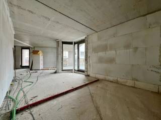 Aan de Haiglaan, één van de belangrijkste invalswegen naar het historische centrum van Ieper, vinden we deze casco kantoorruimte. <br />(ook mogelijk om te vormen tot appartement met praktijkruimte)<br />- oppervlakte kantoor 200,04m²<br />- oppervlakte tuin 147,49<br /><br />mogelijkheid tot aankoop garagebox en/of staanplaats / bergruimte in de kelderruimte. . <br />Prijzen exclusief btw, registratie en aansluitingskosten.