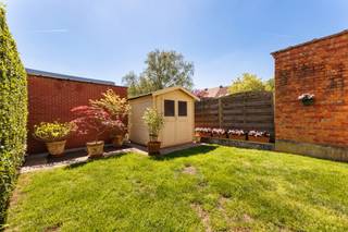 Deze solide en volledig instapklare woning in de Wenzel Cobergherstraat te Edegem werd in 2004 totaal gerenoveerd en beschikt over een praktische indeling, voldoende bergruimte en 4 slaapkamers.<br /><br />Op het gelijkvloers is er een grote inkomhal, ruime inpandige garage, wasruimte, terras en zuidgerichte tuin. De wasruimte kan eventueel mee geïntegreerd worden in de garage. Voor de woning is er een oprit met plaats voor 2 wagens.<br /><br />De eerste verdieping omvat de woonkamer, keuken en apart toilet. Op de tweede verdieping bevinden zich 3 slaapkamers, een badkamer met bad, douche en toilet. De derde verdieping heeft een nachthal en een vierde slaapkamer.<br /><br />De woning is gelegen in een rustige woonwijk in Edegem, met winkels, scholen, openbaar vervoer en verbindingswegen in de nabije omgeving.<br /><br />Troeven:<br />- Asbestveilig<br />- Geen renovatieplicht<br />- Solide betonconstructie<br />- Totaalrenovatie in 2004<br />- Ingebouwde kasten in de slaapkamers<br />- Oprit voor 2 wagens en inpandige garage<br />- Zuidgerichte tuin<br /><br />Kortom, een volledig instapklare woning gelegen in een populaire buurt van Edegem - must visit!<br /><br />Plan jouw bezoek in via jarno@groepvanhaute.be of 0492 83 88 19.