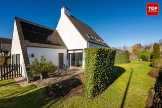 Deze alleenstaande woning is gelegen in een rustige, residentiële wijk en biedt een mooie combinatie van comfort, ruimte en privacy.De ramen werden...