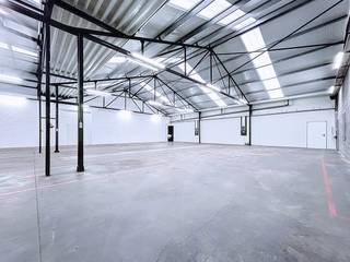 The approximately 325 m² warehouse is equipped with three large electric sectional doors (5 m wide x 4.3 m high), ideal for loading/unloading...