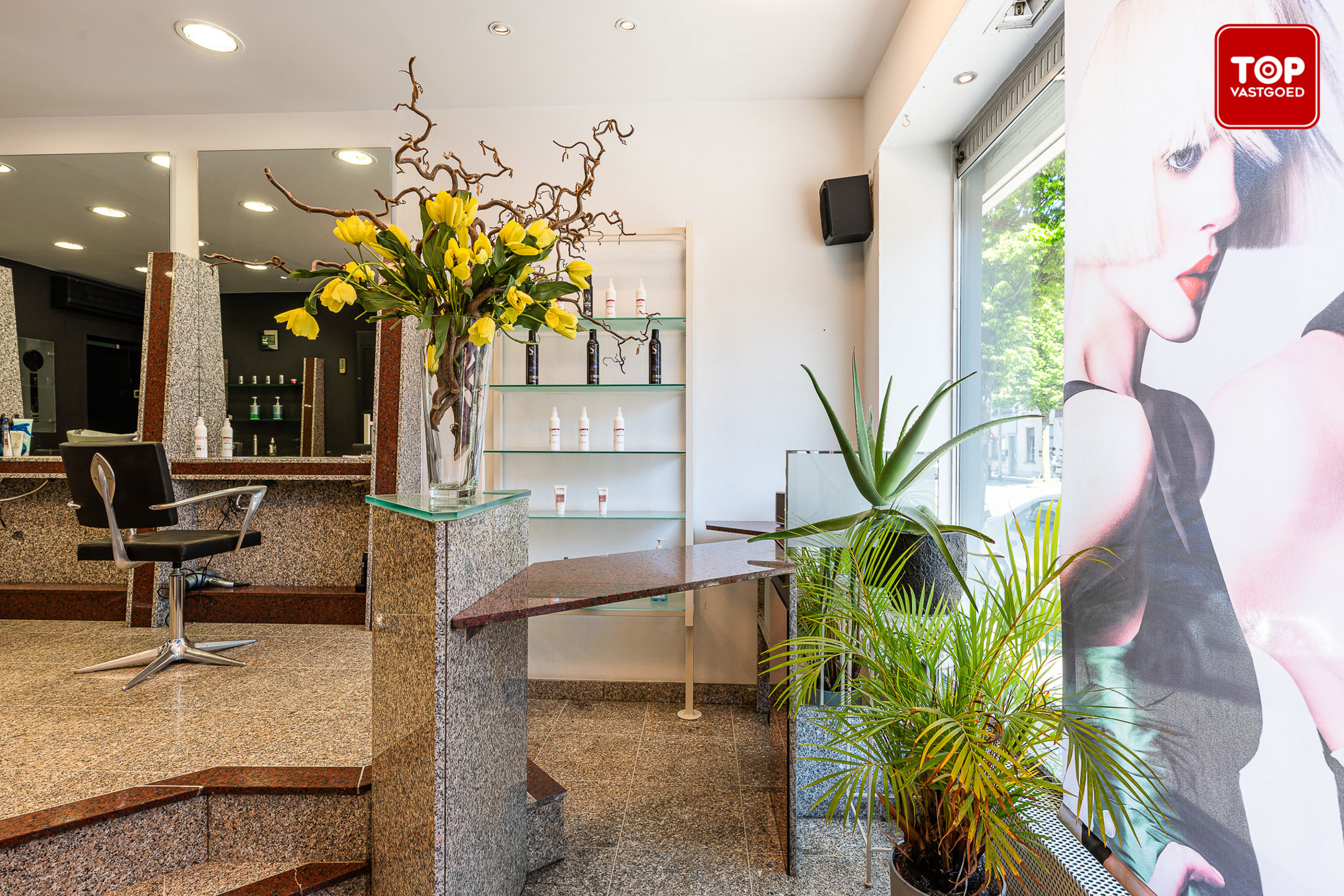 Woning met handelsgelijkvloers op een commercieel interessante ligging. - foto 3