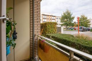 <p><span>Gelijkvloers appartement met 2 a 3 slaapkamers en terrasje in hartje Schoten</span></p><p><span>Ontdek dit gezellige gelijkvloers appartement, ideaal gelegen aan de Zamenhoflaan 5 in Schoten, op wandelafstand van winkels/markt, openbaar vervoer en invalswegen.</span></p><p><span>Het appartement beschikt over een ruime woonkamer (34m²) en aansluitend een praktische keuken (7.9m²) voorzien van het nodige comfort. Vanuit de leefruimte is er toegang tot een gezellig, overdekt terrasje perfect om te genieten van een koffiepauze en langs de straatkant afsluitbaar met rolluik.</span></p><p><span>Er zijn 2 volwaardige slaapkamers (14,8m² + 12m²), beide met elektrische rolluiken en nog een extra tussenkamer (7,6m²), ideaal als dressing, bureau, logeerkamer of hobbyruimte. De badkamer is uitgerust met een ligbad, lavabo in meubel en aansluiting voor wasmachine. Het toilet bevindt zich apart in de inkomhal.</span></p><p><span>Extra troeven: aparte privéberging inclusief de vraagprijs in de gemeenschappelijke gang, gemeenschappelijke fietsenstalling, lage vaste kosten (€115/maand) en geen bijdrage voor de lift !! EPC-label D = GEEN renovatie verplichting</span></p><p><span>Momenteel verhuurd aan zeer correcte huurders, wat dit appartement ook interessant maakt als investeringspand.</span></p><p><span>*De vermelde bewoonbare oppervlakte is gebaseerd op de bruikbare vloeroppervlakte zoals vermeld op het EPC-verslag</span></p><p><span> </span></p><p><span> </span></p>