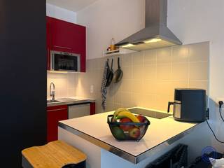 <p><span>Informatie studentenkamer/studio</span></p><p><span>Volledig gemeubelde studio met terras, gelegen op de 2de verdieping met lift! Ruime en lichtrijke leefruimte met directe toegang tot het west geörienteerd terras (avondzon). In de leefruimte is een open keuken met kookeiland, uitgerust met o.a. een elektrische kookplaat, dampkap, microgolf, koelkast met apart vriesvak, etc. Super centrale ligging in Antwerpen met verschillende hippe cafés en restaurants, winkels, etc. op wandelafstand! Parlofoon aanwezig. Maandelijkse kost: 50 EUR (onderhoud en verbruik van lift en de gemene delen). Mis deze kans niet en contacteer ons snel op <span>info@ccimmo.be</span></span><span>!</span></p><p><span> </span></p><p><span>Indeling</span></p><ul><li><span>Knusse leefruimte met veel lichtinval door de brede raampartij.</span></li><li><span>Vanuit de leefruimte heeft u toegang tot het gezellige terras met W-oriëntatie (avondzon).</span></li><li><span>Ingerichte keuken met kookeiland op tegelvloer met o.a. een elektrische kookplaat, dampkap, microgolf, koelkast met vriesvak en spoelbak.</span></li><li><span>Praktische badkamer met douche, wc en lavabomeubel en ingemaakte kast.</span></li><li><span>Gordijnen en verlichting aanwezig.</span></li><li><span>Geen aansluiting voorzien voor wasmachine.</span></li></ul><p><span> </span></p><p><span>Extra's</span></p><ul><li><span>Nieuwe airco met warmtepomp, voor zowel verwarming als verkoeling.</span></li><li><span>Volledig gemeubeld.</span></li></ul><p><span> </span></p><p><span>Huur informatie</span></p><ul><li><span>Huurprijs: 750 EUR.</span></li></ul><ul><li><span>Algemene kosten: 50 EUR/maand voor onderhoud lift en verbruik gemeenschappelijke delen.</span></li></ul><ul><li><span>Verbruik: individuele meters voor water, gas en elektriciteit.</span></li></ul><ul><li><span>Beschikbaarheid: overeen te komen.</span></li></ul><ul><li><span>Waarborg: 3 maanden.</span></li></ul><p><span> </span></p><ul><li><span>Opmaak ingaande plaatsbeschrijving 100 EUR excl. BTW.</span></li><li><span>Opmaak inventarislijst 100 EUR excl. BTW.</span></li><li><span>Verplichte aansluiting brandpolis door huurder.</span></li></ul><p><span> </span></p><p><span>Gebouw</span></p><ul><li><span>Gebouw bestaande uit 2 winkels op de gelijkvloerse verdieping en 5 verdiepen met in totaal 20 studio's/appartementen.</span></li></ul><ul><li><span>Parlofoon aanwezig.</span></li><li><span>Lift aanwezig.</span></li></ul><p><span> </span></p><p><span>Ligging</span></p><ul><li><span>Gelegen in de dichte nabijheid van het Mechelseplein en Theaterplein.</span></li><li><span>Op wandelafstand van het Theaterplein, de Leopoldplaats, supermarkten, ...</span></li><li><span>Verschillende leuke cafés, restaurants en winkels in de directe omgeving.</span></li><li><span>Openbaar vervoer voor de deur.</span></li><li><span>MOBISCORE: 9,7/10</span></li></ul><p><span> </span></p><p><span>*De informatie in deze prospect is ter informatieve titel: de kandidaat-huurders moeten hun eigen zaak maken van het verkrijgen, controleren en interpreteren van deze informatie.</span></p>