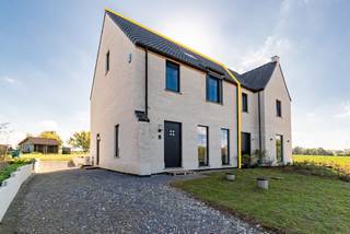 <h2><strong>Nieuwbouwcomfort met uitzicht op de velden: sfeervol wonen te Vertrijk</strong></h2><p>–<strong><strong>aankoopformule onder 21% BTW</strong></strong> <strong>(<strong>€</strong>635 250)</strong>–</p><p>Omringd door velden, met natuur als tweede thuis. Deze woning gelegen te Vertrijk vindt de perfecte balans tussen een serene ligging en beoogde bereikbaarheid. Gelegen in een rustige straat met weinig passage, te midden van het groen, terwijl bakker, slager, school en lokale handelaars op wandel- en fietsafstand liggen. Ook voor een wandeling door het omliggende landschap hoef je nauwelijks de deur uit. En wanneer de stad lonkt, ligt Leuven op amper 11 kilometer.</p><p>Gebouwd in 2025, is dit een thuis die vandaag een gegeerde drievuldigheid combineert: hedendaags comfort, een verfijnde afwerking en uitmuntende energieprestaties. En wie binnenstapt, voelt dit meteen: oog voor detail in elke lichtovergoten ruimte. Op het gelijkvloers trekt de keuken vanzelf de aandacht: stijlvol, duurzaam en met een rechtstreekse blik op de achterliggende tuin. Diezelfde zorg voor materiaal en afwerking komt terug in de moderne badkamer met inloopdouche. En naast de drie afgewerkte slaapkamers, wacht er op de bovenste etage nog een extra troef: een ruime zolder – al bereikbaar via een vaste trap – uitgerust met vloerverwarming. Van een royale hoofdslaapkamer tot een hobbystek: deze ruimte wordt ongetwijfeld jouw canvas voor alle wensen en noden die je ‘t liefst beleeft boven.</p><p>En dan is er het uitzicht; misschien wel het mooiste geschenk van deze woning. Het zuidoost gerichte perceel van meer dan 5 are strekt zich achteraan vrij uit over de velden. Een levend panorama, met jouw thuis er middenin. En ook technisch steekt dit huis er met kop en schouders bovenuit. Een lucht-waterwarmtepomp, vloerverwarming op elke verdieping en zonnepanelen (goed voor 5.220 Wp) tillen deze woning naar een uitzonderlijk energiezuinig niveau. Met een E-peil van -5 en label A+ bevindt ze zich vandaag ook in de topklasse op de markt. </p><p>Kortom: zie jij jezelf hier duurzaam toeven met een uitgestrekt zicht over de velden? Geef Jes dan snel een seintje, want combinatie als deze tref je zelden.</p><figure><div></div></figure>