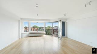 Ontdek dit instapklare en zuidgerichte appartement op een toplocatie aan de Kustlaan, op wandelafstand van Place m'a tu vu. Dankzij de zonnige oriëntatie en het open uitzicht over de charmante villa's van Het Zoute geniet u hier van een unieke woonbeleving.
De indeling omvat een inkomhal met gastentoilet, gevolgd door een ruime en lichtrijke woon- en eetkamer met een mooie gevelbreedte. Deze leefruimte sluit naadloos aan op het zonnige terras, waar u in alle rust geniet van een uitzonderlijk open uitzicht. De open, volledig uitgeruste keuken is voorzien van alle hedendaags comfort. Het appartement beschikt over twee volwaardige slaapkamers, beide uitgerust met ingemaakte kasten. De master bedroom heeft een ensuite badkamer met ligbad, dubbele lavabo en toilet. De tweede slaapkamer beschikt over een eigen douchekamer met douche, lavabo en toilet. Verder is er een ruime privatieve kelder op niveau -1 met aansluiting voor een wasmachine. Een gesloten garagebox in de onmiddellijke omgeving kan afzonderlijk worden aangekocht.
Contacteer Alex Dewulf voor meer informatie of om een bezoek in te plannen.