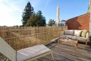 Ideaal, instapklaar (starters)appartement op de 1e verdieping, vlakbij de Nieuwe Kaai gelegen (winkels, jachthaven, wandel- en fietswegen...) met een prachtig groot zuidwest gericht terras. Op een paar stappen verwijderd kan u zo van de natuur en van de jachthaven genieten ! Carrefour, Aldi, Kruidvat, postkantoor, broodjeszaak, verschillende restaurants aan het water zijn allemaal vlakbij. Tevens gelegen op wandelafstand van station. Met o.a. 1 grote slaapkamer en 1 kamer die ideaal is als bureau, dressing... - ingerichte keuken met kookplaat, oven en koelkast - veel lichtinval - achteraan vrij uitzicht - overal tegelvloeren - fietsenberging - in rustig gebouw met slechts 3 appartementen - Hier kan je rustig wonen - geen gemeenschappelijke kosten - zonnepanelen! - gunstig EPC B label (119 Kwh/m²/jaar) - Parkeerplaatsen vlakbij - de laatste foto's zijn van de omgeving aan de jachthaven, het pand heeft geen rechtstreeks zicht hierop, dit is enkel ten titel van inlichting - vrij 15.12.2026