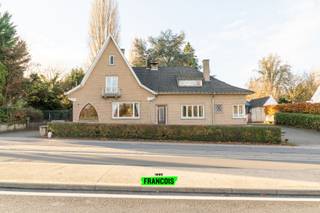 Ontdek deze unieke eigendom in Halle gelegen op een perceel van meer dan 43 aren. De combinatie van een ruime woning, een hal, garages en een grote tuin maakt het een uitzonderlijke opportuniteit voor gezinnen, zelfstandigen en ondernemers.<br /><br />De woning biedt 347 m² netto bewoonbare oppervlakte, met 5 à 6 slaapkamers, een bureau en 2 badkamers. De hal van 130 m² netto en twee garages samen goed voor 73 m² netto bieden tal van mogelijkheden voor opslag, hobby’s of professionele activiteiten.<br /><br />Dankzij de ruime oprit, de groene omgeving en de uitstekende bereikbaarheid nabij het centrum van Halle en de belangrijkste verkeersassen geniet u hier van ruimte en comfort.<br /><br />Interessante overname via aandelenoverdracht van de vennootschap:<br /><br />• Geen registratierechten<br /><br />• Overname van de vennootschap inclusief een banksaldo van circa €63.000<br /><br />• Bestaande nuts- en servicecontracten blijven behouden.<br /><br />• Potentieel financieel voordeel ten opzichte van een klassieke aankoop.<br /><br />Een eigendom met uitzonderlijk potentieel op een strategische locatie.<br /><br />Contacteer Immo Francois voor meer informatie of voor een bezoek.
