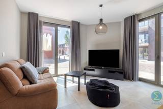 <p><span><strong>Prachtig, instapklaar appartement met terras en ondergrondse autostaanplaats in centrum Arendonk.</strong></span><br /><br />Via de inkomhal betreden we het appartement. Hier bevindt zich een apart gastentoilet. Vervolgens komen we in de ruime en lichtrijke leefruimte, waar de open keuken, eetplaats en zithoek naadloos in elkaar overvloeien. De keuken met kookeiland vormt het centrale punt van de woning en biedt alle comfort. Dankzij de grote raampartijen geniet de leefruimte van een aangename lichtinval en een ruimtelijk gevoel. Via de schuifdeur is er toegang tot het gezellige terras.</p>
<p>Aansluitend aan de leefruimte bevindt zich een praktische berging met plaats voor wasmachine en droogkast.</p>
<p>Vanuit de nachthal bereiken we de overige woonruimtes. Hier vinden we een ruime slaapkamer en een tweede kamer die momenteel is ingericht als dressing, maar zich eveneens perfect leent als bureau, kinderkamer of hobbyruimte. De badkamer is uitgerust met een inloopdouche en een dubbele lavabo in meubel.</p>
<p>In de ondergrondse verdieping beschikt het appartement bovendien over een private autostaanplaats en een afzonderlijke kelderberging.</p>
<p>Het appartement is volledig opgeschilderd en instapklaar. Daarnaast zijn de lichtarmaturen en gordijnen reeds voorzien.</p>
<p><strong>Extra troeven</strong></p>
<ul>
<li>Instapklaar en volledig opgeschilderd</li>
<li>Open keuken met kookeiland</li>
<li>Gezellige en lichtrijke leefruimte</li>
<li>Terras aansluitend aan de woonkamer</li>
<li>Lichtarmaturen inbegrepen</li>
<li>Gordijnen reeds aanwezig</li>
<li>Ondergrondse autostaanplaats</li>
<li>Private kelderberging</li>
</ul>