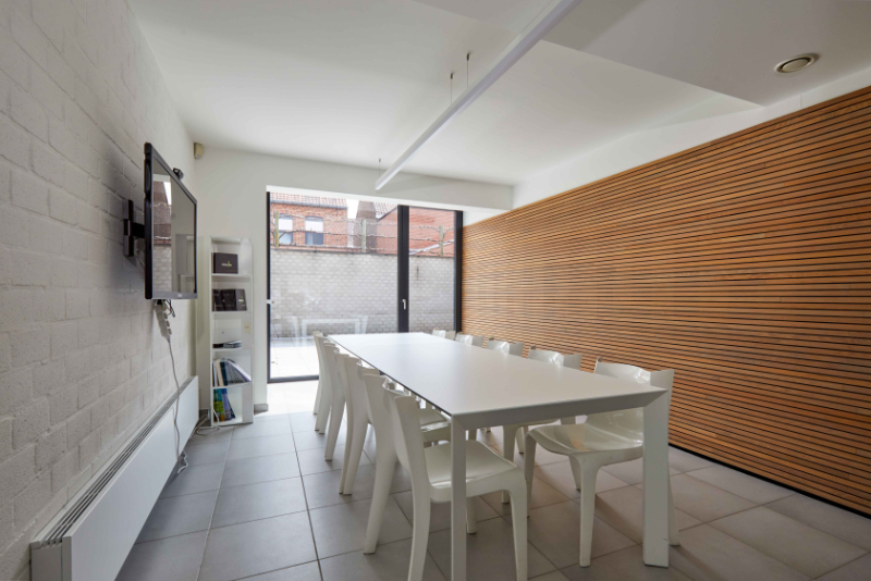 Roeselare-stadsrand : Trendy kantoorruimte van100-125m² in een recent gebouw met mogelijkheid tot huren van autostaanplaatsen. - foto 4