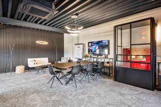 Bedrijfsgebouw te huur met 2.125 m² magazijnruimte (waarvan 765 m² mezzanine) en 556 m² kantoorruimte verdeeld over gelijkvloers en...