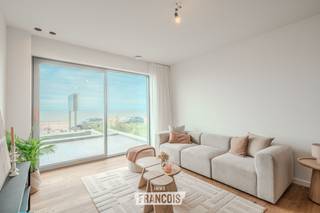 Dit modern en verzorgd appartement is gelegen in Middelkerke en beschikt over een aangename leefruimte met een open indeling. De woonkamer, eetplaats en keuken vormen één mooi geheel en genieten dankzij de grote raampartijen van veel natuurlijke lichtinval en zeezicht.<br /><br />De open keuken is volledig geïnstalleerd en sluit mooi aan bij de leefruimte. Het industriële glaswerk zorgt voor een stijlvolle afscheiding tussen beide ruimtes, terwijl het open gevoel behouden blijft. De warme houten vloer en de verzorgde afwerking zorgen voor een aangename en gezellige sfeer.<br /><br />Verder beschikt het appartement over een aparte slaaphoek, wat zorgt voor extra comfort. Als bewoner heeft u bovendien toegang tot het gemeenschappelijk zwembad van de residentie. Er is eveneens een gemeenschappelijke fietsenberging aanwezig.<br /><br />Een ideale keuze als tweede verblijf of investering, op een aangename locatie in Middelkerke en op korte afstand van de zee.<br /><br />Voor meer informatie of een bezoek kunt u contact opnemen met Inti via inti@immofrancois.be of 0499 74 89 74.<br /><br />