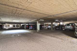 Op zoek naar een zorgeloze investering of een praktische parkeeroplossing in het centrum van Beveren? <br />Deze 3 verhuurde ondergrondse autostaanplaatsen combineren een uitstekende ligging met een onmiddellijk rendement. <br />De parkings bevinden zich in de ondergrondse garage van Residentie Rameyenhof, aan de Ciamberlanidreef 58–78, op wandelafstand van het winkeldorp van Beveren.<br /><br />Een belangrijk pluspunt is dat de autostaanplaatsen niet bijdragen in de kosten van de gemeenschappelijke delen van de appartementsgebouwen. <br />Alle staanplaatsen zijn momenteel verhuurd, wat zorgt voor een stabiele en onmiddellijke opbrengst.<br /><br />De autostaanplaatsen kunnen samen of afzonderlijk worden aangekocht, waardoor dit aanbod zowel interessant is voor investeerders die hun portefeuille willen uitbreiden als voor particulieren die op zoek zijn naar een eigen parkeerplaats in het centrum.<br /><br />Voor meer informatie of een bezoek ter plaatse kunt u ons contacteren via verkoop@homevast.be of telefonisch op 03 344 77 44.