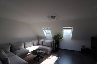 Energiezuinig (E-peil 20) appartement op de tweede verdieping met 3 slaapkamers, terras en autostaanplaats.INDELINGTWEEDE VERDIEPINGInkomhal met...
