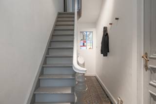 <p>Sommige woningen hebben gewoon… karakter.<br />En deze charmante woning in het geliefde Oud-Berchem heeft daar duidelijk geen gebrek aan.</p>
<p>Alsof wonen in deze buurt op zich nog niet voldoende reden is om verliefd te worden, woon je hier ook nog eens pal tegenover het Villegaspark. Dus: ochtendwandelingen, apero’s in het groen of kinderen die nog “heel even” willen spelen liggen hier letterlijk aan je voeten. Voeg daar nog gezellige horeca, leuke winkels, vélo’s, tram en Berchem station aan toe, en je begrijpt waarom mensen hier zo graag blijven plakken.<br /><br />Binnenkomen doe je op een speels tegeltje dat meteen de toon zet. Vooraan wacht een strakke, kwalitatieve keuken waar koken net iets leuker wordt dankzij het grote raam met zicht op het park. Veel licht, veel kastruimte en helemaal mee met vandaag! Hier krijg je spontaan zin om uitgebreid te ontbijten of nog snel een pasta in elkaar te steken voor vrienden die “toevallig” blijven hangen.<br /><br />Verder wandel je richting eetplaats en helemaal achteraan ontvouwt zich de gezellige leefruimte. En die indrukwekkende raampartijen? Die trekken het buitengevoel moeiteloos mee naar binnen. Licht, lucht en ruimte vloeien hier perfect samen.</p>
<p>Aansluitend ligt de gezellige stadskoer: privé, rustig en ideaal voor lange zomeravonden, een koffietje in de zon of een glaasje terwijl de dag stilletjes uitbolt.</p>
<p>Op de tussenverdieping vind je een open ruimte die vandaag dienst doet als slaapkamer, maar evengoed perfect kan werken als speelruimte, hobbyplek of home office. Inclusief apart gastentoilet (altijd handig).<br /><br />De eerste verdieping telt 1 ruime slaapkamer en een royale badkamer met bad, douche, dubbele lavabo en toilet.<br />Helemaal boven wachten nog 2 volwaardige kamers. Ideaal voor een groot gezin, logés of gewoon voor wie graag wat extra ruimte heeft.<br /><br />De woning werd sinds 1999 liefdevol bewoond en doorheen de jaren grondig gerenoveerd.<br />Denk: volledig gestript, vernieuwd dak, elektriciteit, leidingen, vloeren, badkamer, keuken… alles met zorg aangepakt. Het resultaat? Een instapklare woning met charme en comfort. Inclusief EPC C, conforme elektriciteit, zonnepanelen, airco, dubbele beglazing en een condensatieketel.<br />En er is ook nog een kelder. Want opbergruimte kan je nooit genoeg hebben!<br /><br />Een warme gezinswoning vol licht, liefde en sfeer, op een plek waar je eigenlijk nooit meer weg wil.</p>
- Topligging tegenover het Villegaspark<br />- Gelegen in populair Oud-Berchem<br />- Veel lichtinval dankzij grote raampartijen<br />- Gezellige stadskoer (ca. 20 m²)<br />- Kwalitatieve keuken<br />- Zonnepanelen &amp; airco<br />- AREI conform<br />- EPC C<br />- Kelder<br />- Grondig gerenoveerd doorheen de jaren<br />- Vraagprijs = richtprijs<br /><br />Wg, Vg, Gvkr, Gmo, Gvv