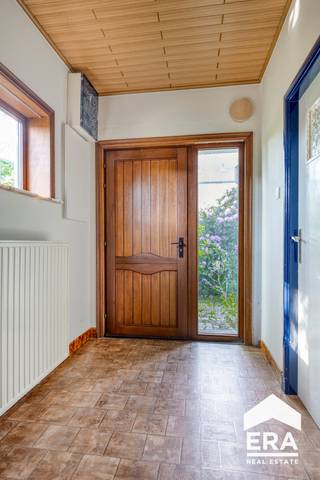 Deze ruime woning met een bewoonbare oppervlakte van ca. 238 m² biedt tal van mogelijkheden en is rustig gelegen in een groene omgeving, vlak bij de natuur. De woning is momenteel opgedeeld in twee wooneenheden, waardoor ze uitermate geschikt is als kangoeroewoning, zorgwoning of voor gezinnen die op zoek zijn naar extra ruimte.<br />Met 4 slaapkamers en de mogelijkheid om een 5de slaapkamer te creëren, beschikt deze eigendom over een flexibele indeling en veel potentieel om verder naar eigen wensen te moderniseren en in te richten.<br /><strong>Troeven:</strong>
<ul><li>Rustige ligging nabij natuurgebieden</li><li>Ideaal als kangoeroewoning of zorgwoning</li><li>Centrale verwarming op aardgas</li><li>4 slaapkamers (mogelijkheid tot 5)</li><li>Ruime bewoonbare oppervlakte van ca. 238 m²</li><li>Tal van mogelijkheden voor eigen invulling</li></ul>
<strong>Indeling:</strong><br /><strong>Wooneenheid 1: </strong>inkomhal, woonkamer met open keuken, badkamer, 3 slaapkamers en kelder<br /><strong>Wooneenheid 2: </strong>inkomhal/polyvalente ruimte, woonkamer, keuken, badkamer, 1 slaapkamer, Vide met mogelijkheid tot inrichting van een tweede slaapkamer, berging<br /><br />Bent u op zoek naar een ruime woning met een flexibele indeling en tal van mogelijkheden? Dan is deze eigendom zeker een bezoek waard. Ontdek zelf het potentieel en de rustige ligging die deze woning te bieden heeft.