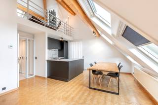 Dit prachtige 2-slaapkamer appartement is gelegen op een zeer rustige toplocatie te Heverlee. Het appartement maakt deel uit van een kleinschalige residentie en biedt u enorm veel troeven.<br />De ruime inkomhal geeft u directe toegang tot de verschillende leef- en slaapruimtes. De leefruimte bevindt zich aan de achterzijde van het gebouw, kijkt uit op het achtergelegen groen en geniet van een open, volledig geïnstalleerde keuken met kwaliteitsvolle toestellen. Dankzij de grote raampartijen baadt de volledige leefruimte in het licht. Vanuit de keuken heeft u toegang tot het terras, waar het heerlijk vertoeven is. Via een houten trap bereikt u vanuit de leefruimte de gezellige, bovengelegen zithoek.<br />Verder beschikt het appartement over twee slaapkamers, een badkamer met ligbad/douche en een apart toilet. Het pand heeft een EPC label C, wat een degelijke energetische basis biedt en ruimte laat voor verdere optimalisatie.<br />Daarnaast is er een ruime, droge bergruimte en een afgesloten garagebox aanwezig.<br />Bent u op zoek naar een topappartement op een heerlijke woonlocatie te Heverlee? info@covas.be // 016 40 60 20 // www.covas.be