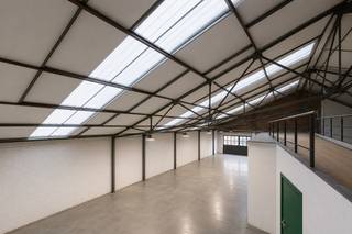 Commercieel pand met winkelruimte en loods op toplocatie in Zedelgem<br /><br />Op een uitstekend bereikbare locatie langs de Brugsestraat in Zedelgem bevindt zich dit veelzijdige commerciële pand met winkelruimte en loods. <br />Het pand is momenteel ingericht als bloemenwinkel, maar biedt tal van mogelijkheden voor diverse commerciële activiteiten zoals detailhandel, horeca, fitness, kantoorruimte of een vrij beroep.<br />Dankzij de centrale ligging geniet u van passage, uitstekende zichtbaarheid en een vlotte verbinding naar Brugge, Torhout, de E40 en omliggende gemeenten.<br /><br />Troeven <br />• Commerciële toplocatie langs de Brugsestraat, een drukke verbindingsweg met veel passage<br />• Nieuw dak, warmtepomp en 56 zonnepanelen <br />• GEEN ASBEST <br />• Winkelruimte gecombineerd met ruime loods/opslagruimte<br />• Geschikt voor uiteenlopende commerciële invullingen<br />• Vlotte bereikbaarheid richting Brugge, Torhout en de E40<br />• Parkeermogelijkheden op het terrein en in de directe omgeving<br />• Interessante investeringsopportuniteit in een groeiende regio nabij Brugge<br /><br />Meer informatie?<br />Contacteer Simon via +32 498 12 37 08 of simon@vicusvastgoed.be.