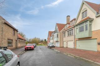 Cette agréable maison familiale est située dans une rue calme en impasse à l'entrée d'une magnifique et paisible zone naturelle à Heist. Un emplacement particulièrement agréable pour ceux qui veulent vivre au centre tout en profitant pleinement du calme, de la verdure et de l'espace. La maison a été construite en 2003 et offre, grâce à ses grandes fenêtres et à la lumière abondante, une expérience de vie ouverte et agréable. Le salon est en connexion directe avec la terrasse et le jardin confortable, ce qui crée une belle continuité entre l'intérieur et l'extérieur.<br /><br />Un atout majeur est l'emplacement exceptionnel. À travers la zone naturelle, vous pouvez marcher jusqu'à la digue de Heist en environ 10 minutes. Les magasins, les commodités et le centre-ville sont également à courte distance. De plus, il y a suffisamment de places de parking dans les environs.<br /><br />En ce qui concerne l'énergie et le confort, la maison est également bien équipée. L'installation électrique est conforme et la maison dispose d'une étiquette énergétique B, avec un score à seulement quatre points d'une étiquette A. De plus, une dizaine de panneaux solaires sont installés, ce qui constitue un atout supplémentaire en matière d'habitat économe en énergie.<br /><br />La maison compte pas moins de quatre chambres, ce qui la rend particulièrement adaptée comme maison familiale ou comme base confortable sur la côte belge. Le garage spacieux peut accueillir jusqu'à deux voitures et offre également un espace de stockage nécessaire.<br /><br />En résumé, une maison particulièrement agréable dans un endroit calme et verdoyant, où vous pourrez profiter de la combinaison de la nature, de l'intimité et de la commodité. La proximité de la digue, des quatre chambres, du jardin, des panneaux solaires et surtout du garage spacieux pour deux voitures font de cette maison une offre particulièrement intéressante pour ceux qui veulent vivre paisiblement à Heist, sans sacrifier la commodité et la proximité de la côte.<br /><br />Intéressé ? Contactez-nous pour une visite sur place.